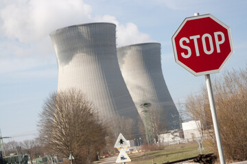 Kernkraftwerk / Atomkraftwerk in Betrieb mit rotem Stoppschild