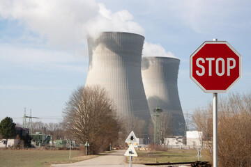 Obraz premium Kernkraftwerk / Atomkraftwerk in Betrieb mit rotem Stoppschild