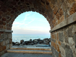 Vue mer au travers des murailles de la vieille ville d'Antibes sur la Côte d'Azur