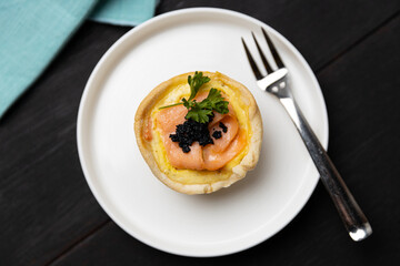 Smoked salmon tart with caviar