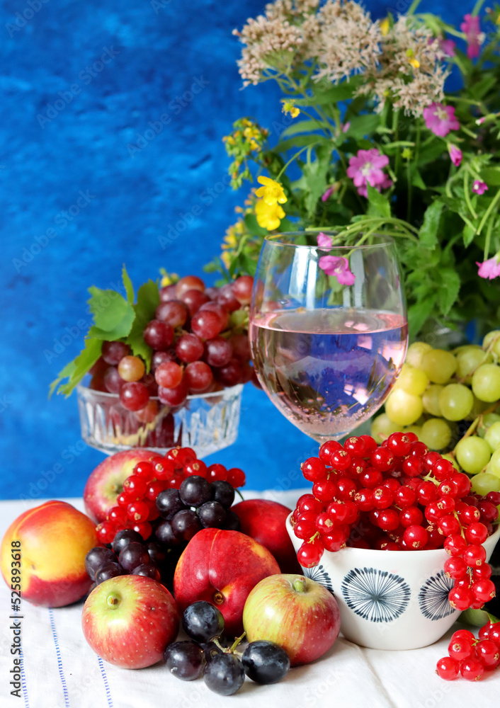 Poster Colorful still life with seasonal fruit and berries on textured background with copy space. Balance diet concept. 