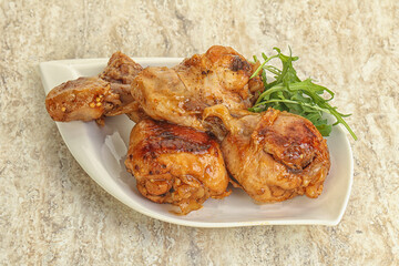 Roasted chicken leg with rucola