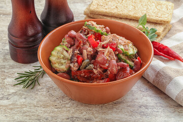 Tuna salad with bean and tomato