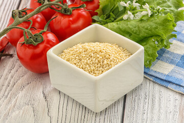 Raw sesame seeds in the bowl