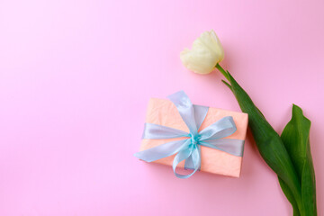 Obraz na płótnie Canvas Gift box and tulip on color background. Happy womens day. Happy Mothers day.Hello Spring- Image