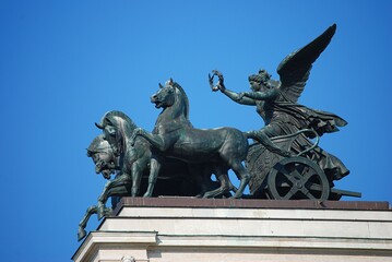 Figuren auf dem Dach vom Parlament in Wien.