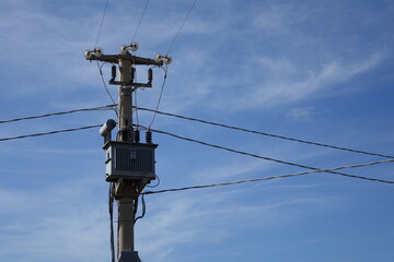 Power pylon with current transformer