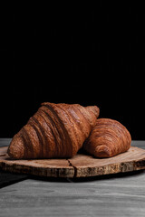 Croissants sobre una mesa
