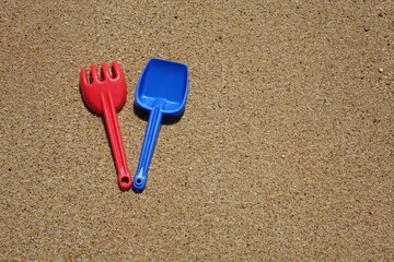 Fototapeta na wymiar shovel and rake on the sand