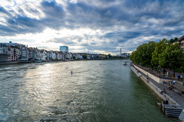 Basel Rhein Abend