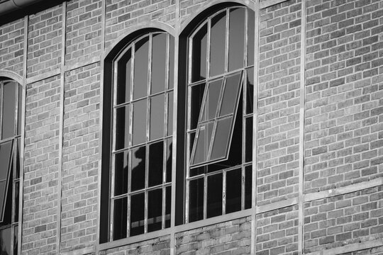Fenster einer eines alten Industriegeb&auml;udes