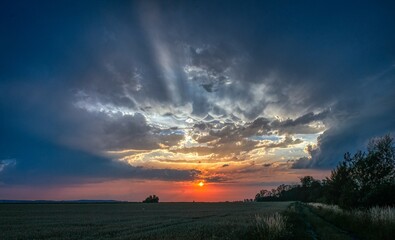 Zach&oacute;d po burzy