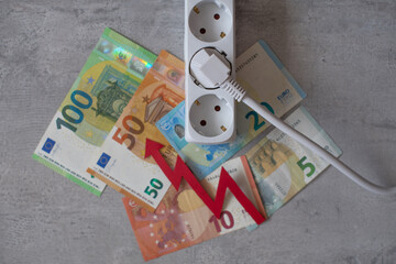 Fototapeta na wymiar Steigende Energiepreise Stromkosten, Stromstecker mit Geldscheinen, Nebenkosten Abrechnung