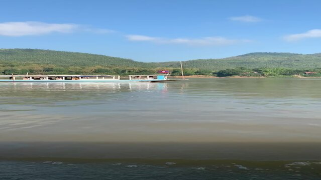 Bateau traditionnel sur le fleuve M&eacute;kong, proche de Luang Prabang - Laos