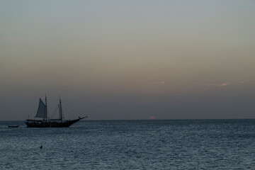 Fototapeta premium sailboat at sunset aruba