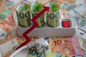 Steigende Energiepreise Stromkosten, Stromstecker mit Geldscheinen, Nebenkosten Abrechnung