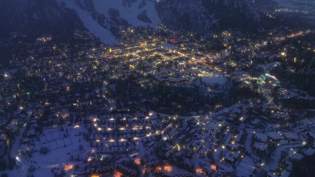 Aspen ski resort village on winter night, Colorado. Cottages in the winter village. Cozy Houses in Town. Christmas ambience Glowing streets in small town. Spirit of Christmas and New Year, Dec 2023