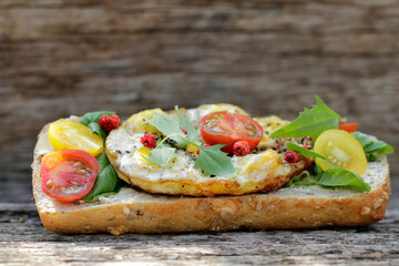 Baguette, belegt mit  Spiegelei von der Wachtel