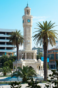 İzmir'in simgesi saat kulesi ve &ccedil;evresi