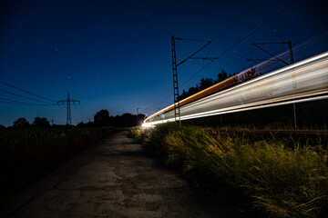 Fototapeta na wymiar Zug bei Nacht
