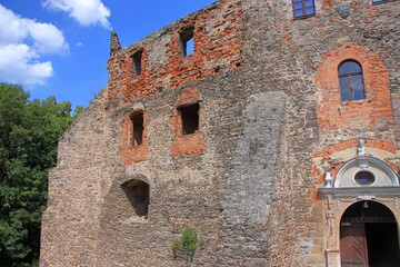 Schloss Grodno in Zagórze Śląskie (Polen), auf dem Gipfel des Berges Choina (450 m über dem Meeresspiegel).