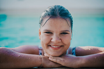 Fototapeta Radosna ,szczęśliwa młoda dziewczyna w basenie obraz