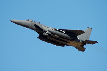Fototapeta na wymiar Avión de combate biplaza despegando F-15