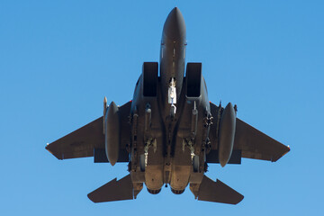 Avión de combate moderno aterrizando F-15