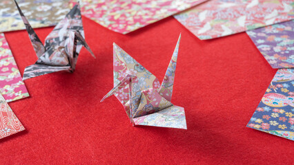 日本の折り鶴と千代紙