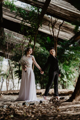 Fototapeta premium Pareja de chicas en sesion de fotos de boda en entorno natural