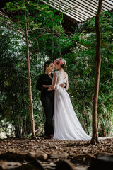 Fototapeta premium Pareja de chicas en sesion de fotos de boda en entorno natural