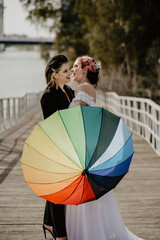 Pareja de chicas en sesion de fotos de boda en entorno natural