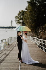 Pareja de chicas en sesion de fotos de boda en entorno natural