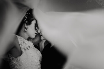 Pareja de chicas en sesion de fotos de boda en entorno natural