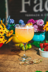 Cocktail de verano y platos