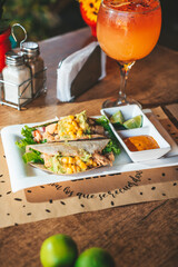 Cocktail de verano y platos