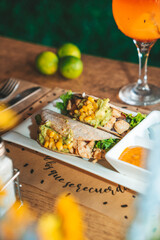 Cocktail de verano y platos