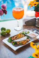 Cocktail de verano y platos