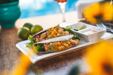 Cocktail de verano y platos