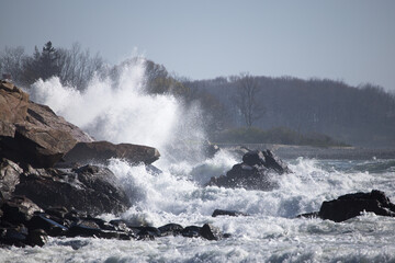 Fototapeta premium Ocean waves crashing on a rocky shore