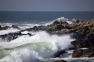 Fototapeta premium Ocean waves splashing on a rocky shore