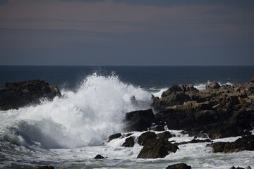 Fototapeta premium Ocean waves splashing on a rocky shore