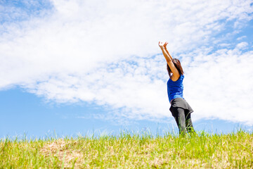 深呼吸するスポーツウエアを着た女性