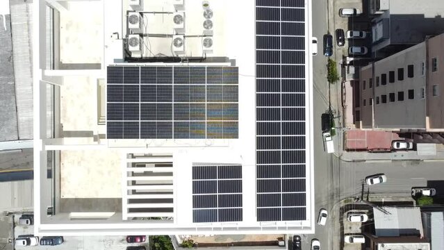 Toma superior de drone captando paneles solares en alto edificio residencial, concepto energia renovable


