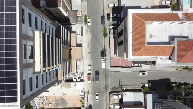 Toma superior de drone captando calles urbanas con transito en zona residencial
