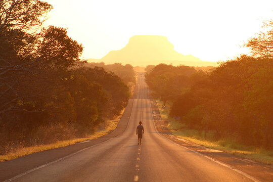 Homem na BR-230 (Transamaz&ocirc;nica) em Riach&atilde;o, Maranh&atilde;o, com morro da Chapada das mesas ao fundo no por do sol 
