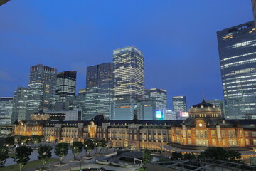 夜の東京駅とビル群
