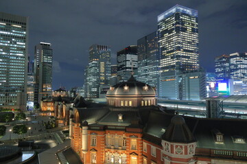 夜の東京駅とビル群