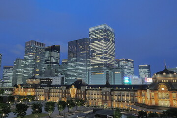 夜の東京駅とビル群