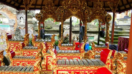 Gardinen herrliche traditionelle Instrumente für Gamelanmusik stehen im Kaiserpalast in Ubud in Bali im Tempel © globetrotter1